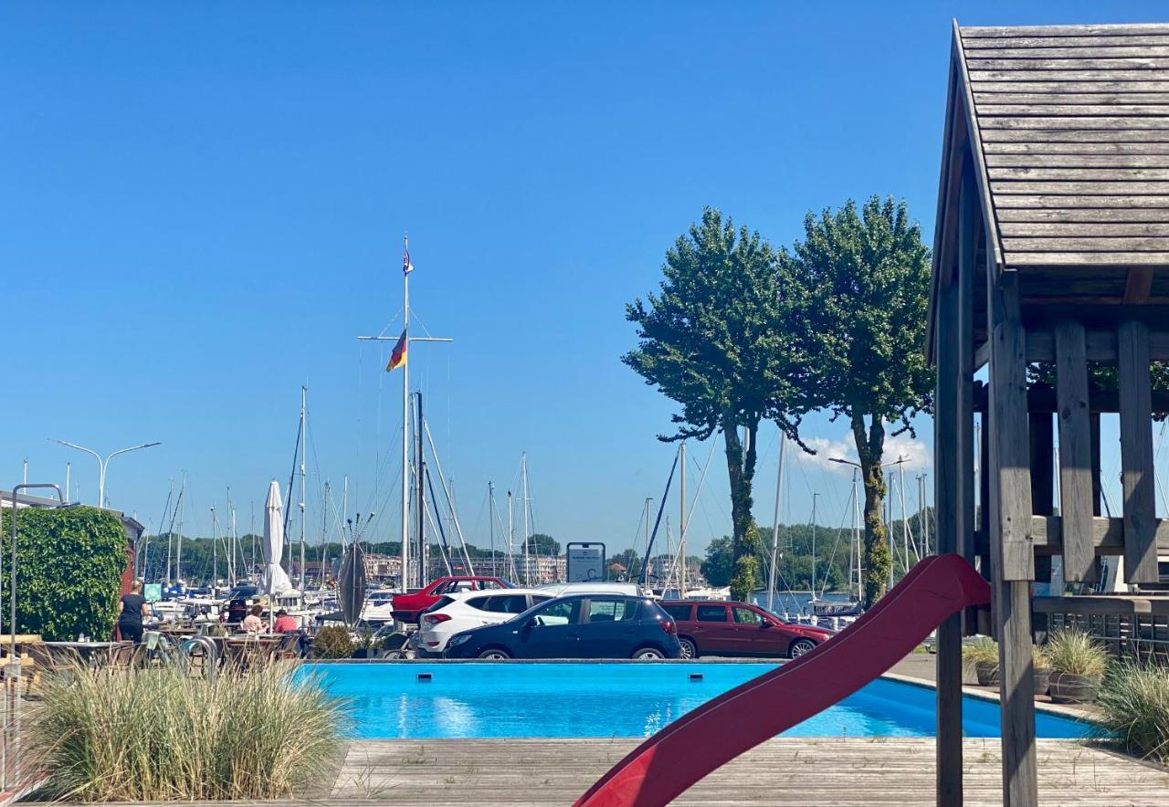 Готель Hausboot Mit Traumlage In Luebeck-Travemuende Екстер'єр фото