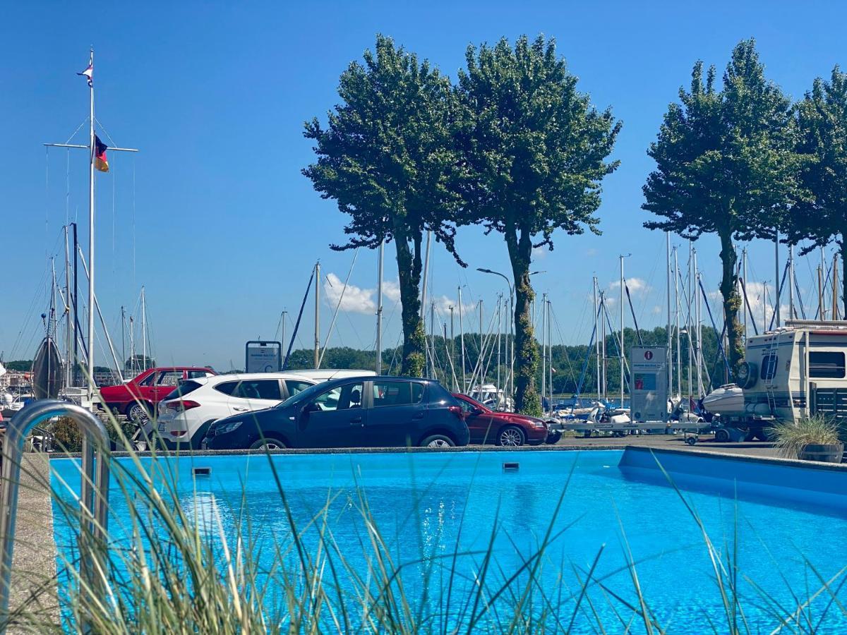 Готель Hausboot Mit Traumlage In Luebeck-Travemuende Екстер'єр фото